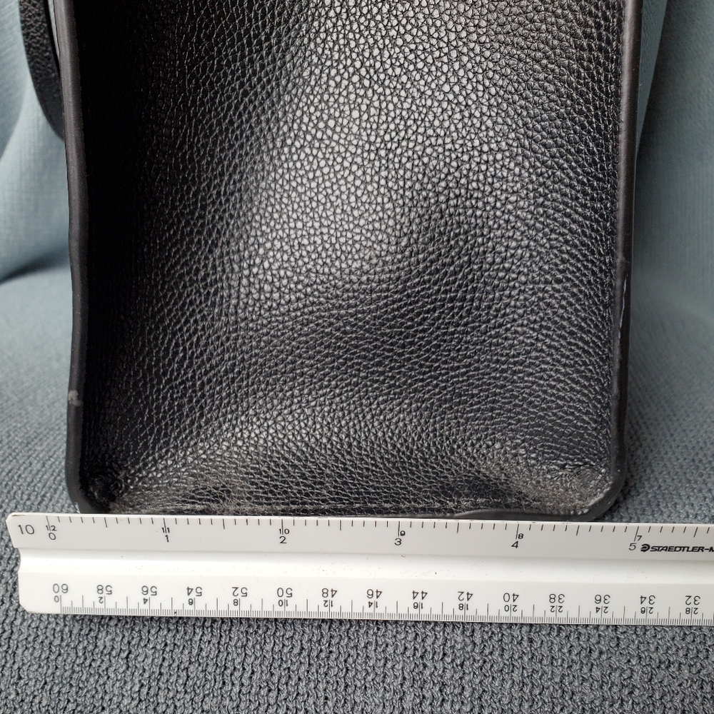 Marc Jacobs Black Leather Tote Sleek Design - Picture 2 of 16